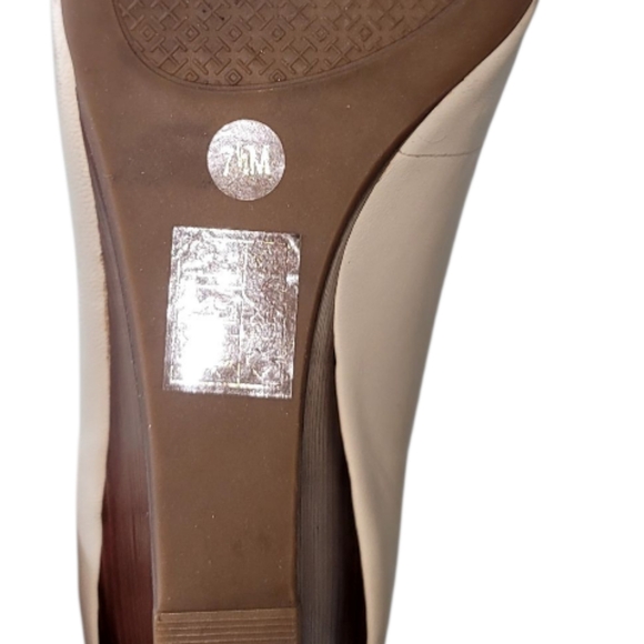 Tory Burch Women's Cream Wedge Shoes - Picture 8 of 8